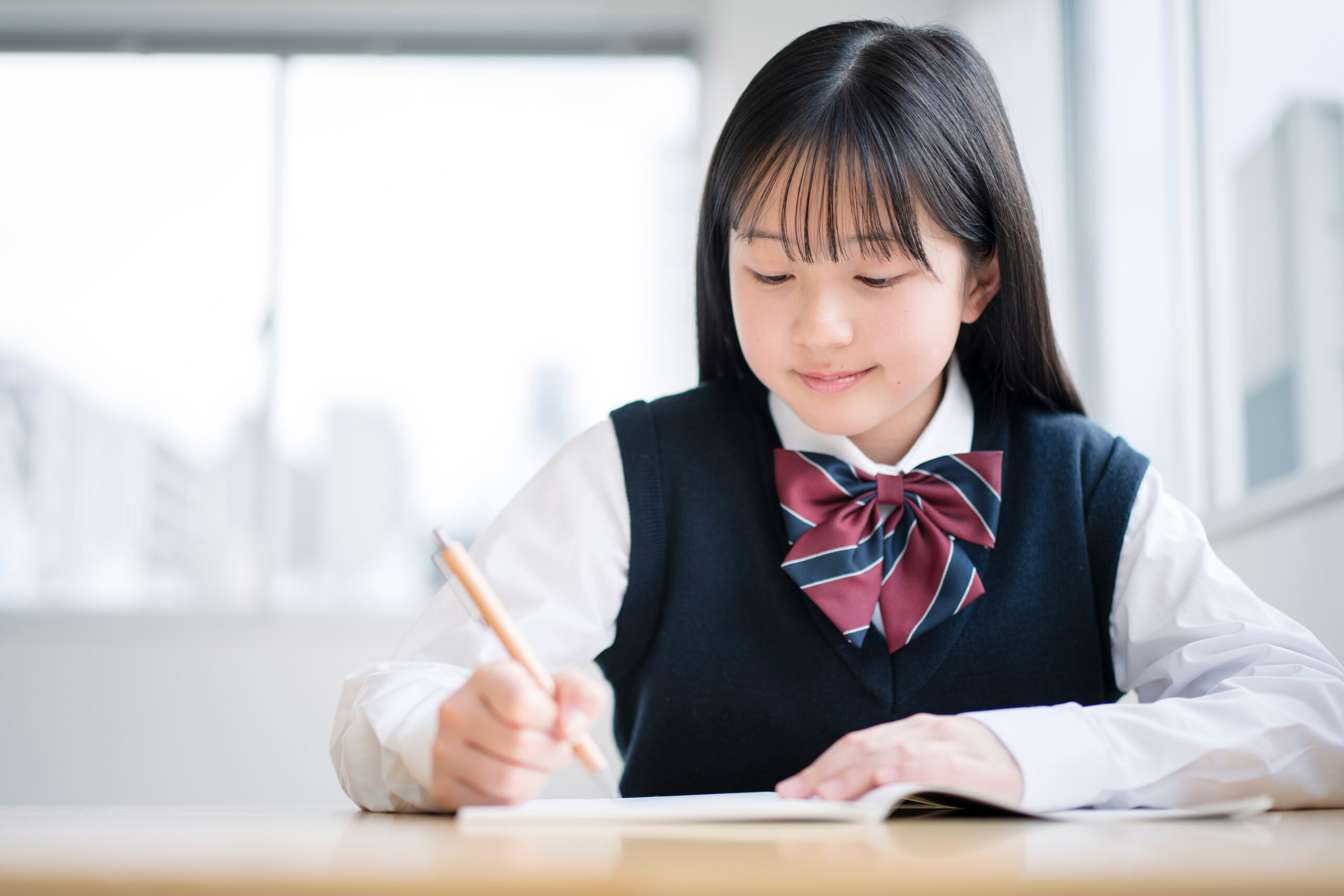 授業を受ける制服を着た女子中学生。