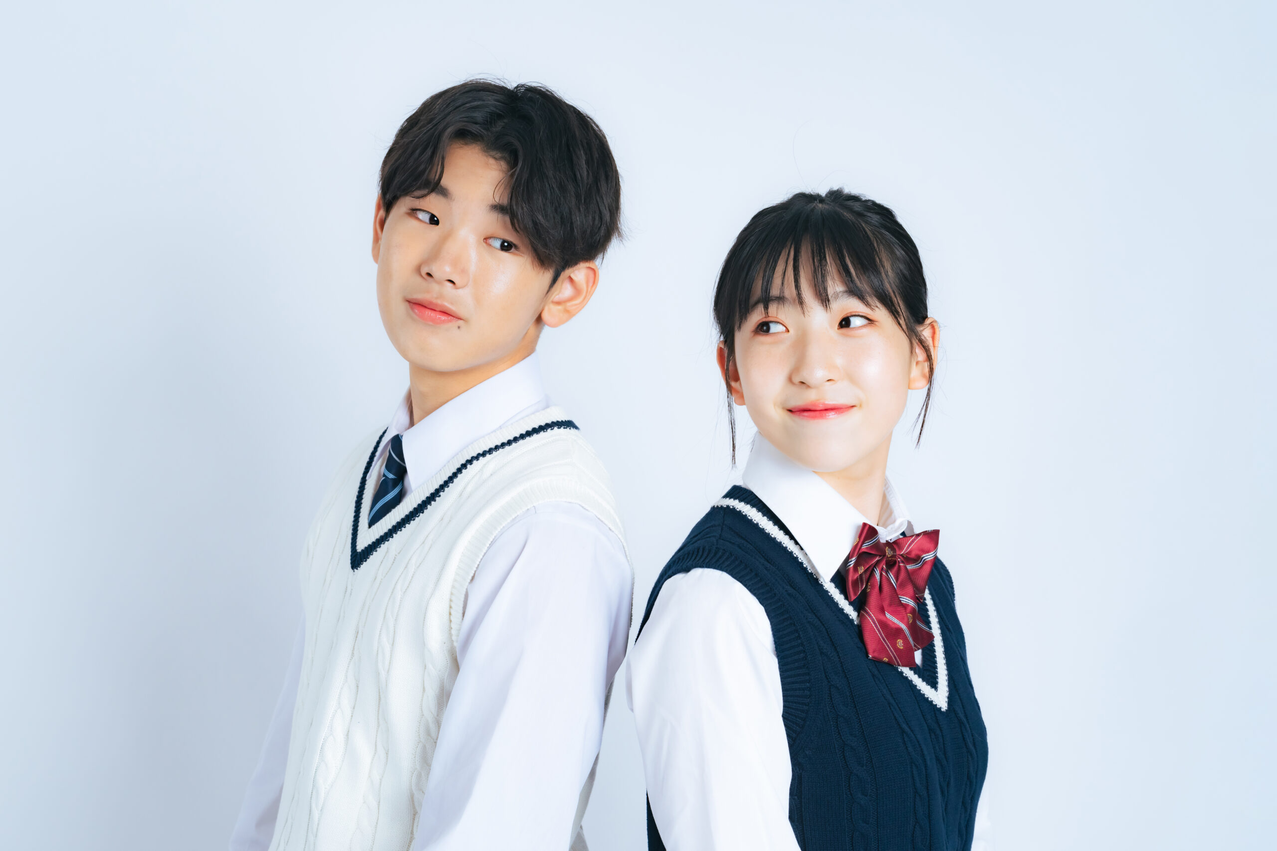 制服を着た男女学生